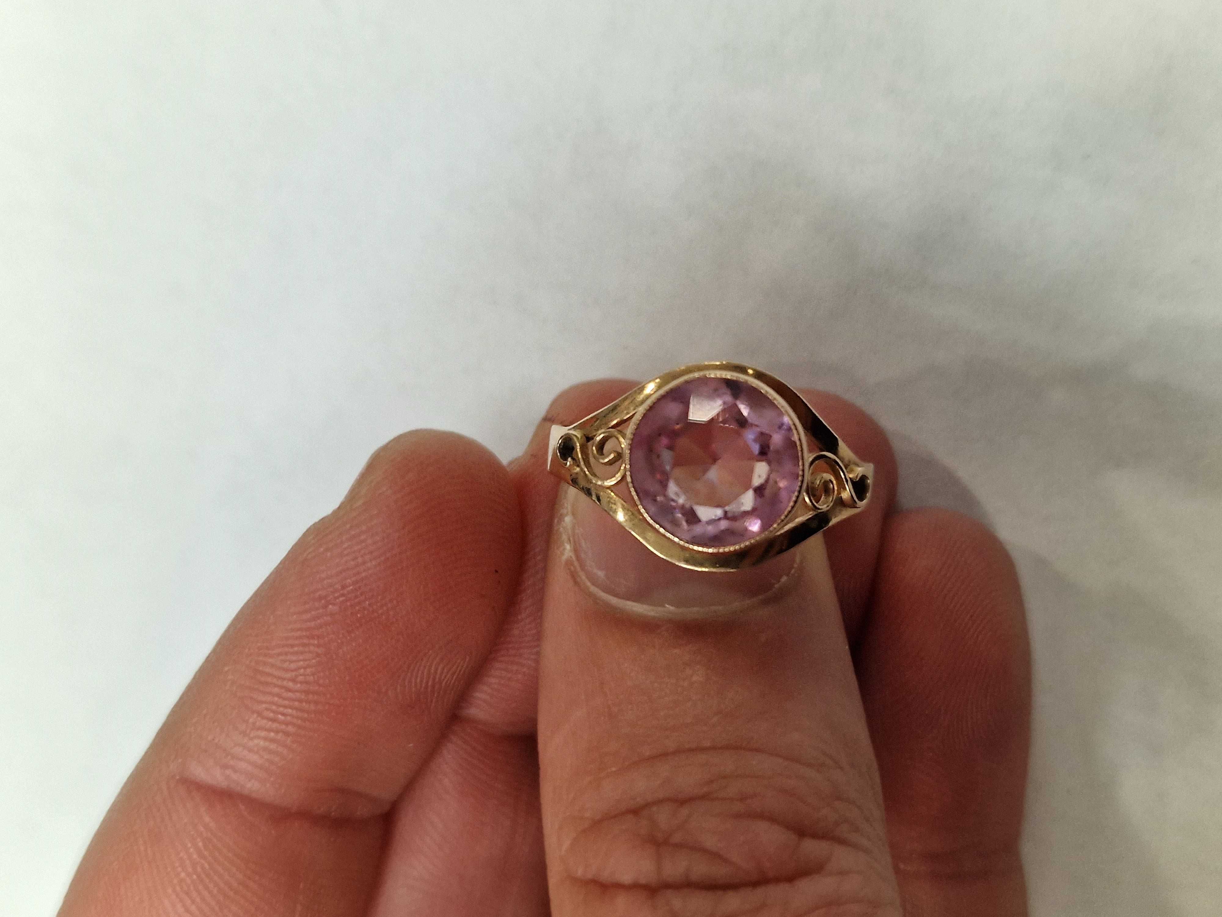 Złoty pierścionek/ 585/ 2.74 gram/ R18 / różowy Kwarc