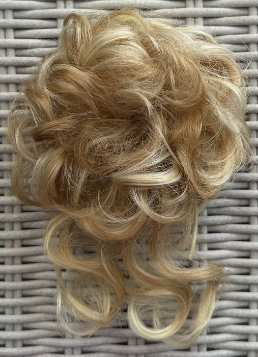 Premium Ultra blond pasemka ( ciepłe odcienie ) kok na gumce, włosy
