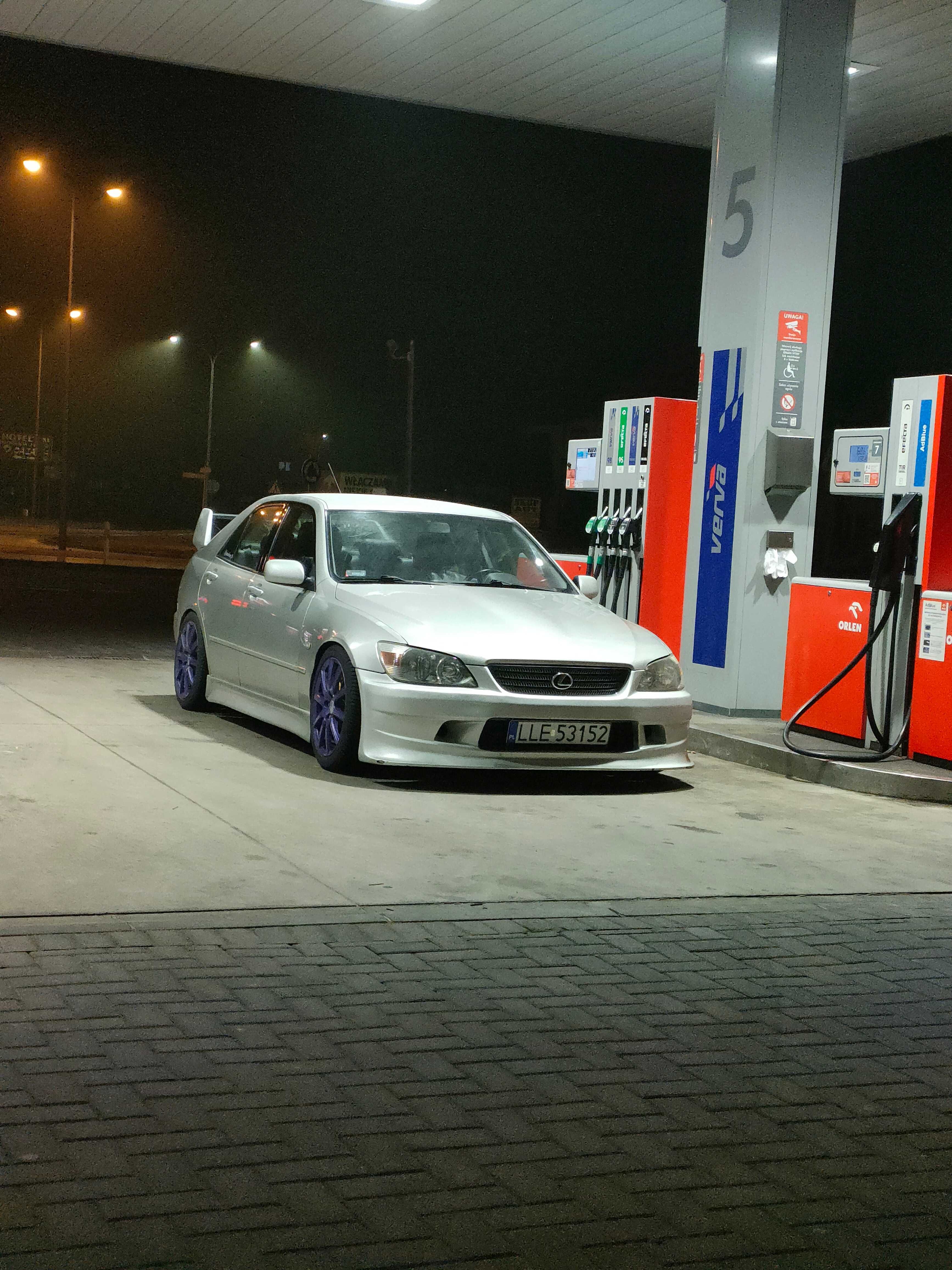 Lexus IS200  2000r