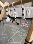 Drewniany baby gym, stojak edukacyjny