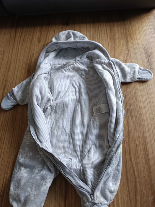 H&M Pajacyk polarowy, z kapturem, zakrywane łapki, rozm 62 2-4 mies.