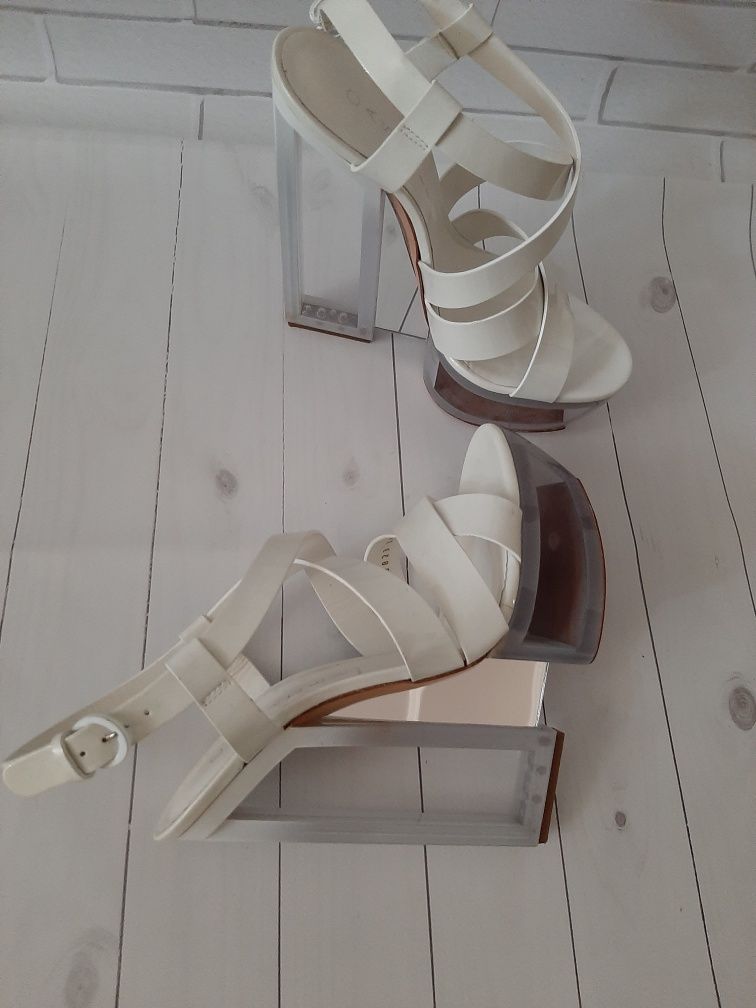 Необычные итальянские босоножки Casadei
