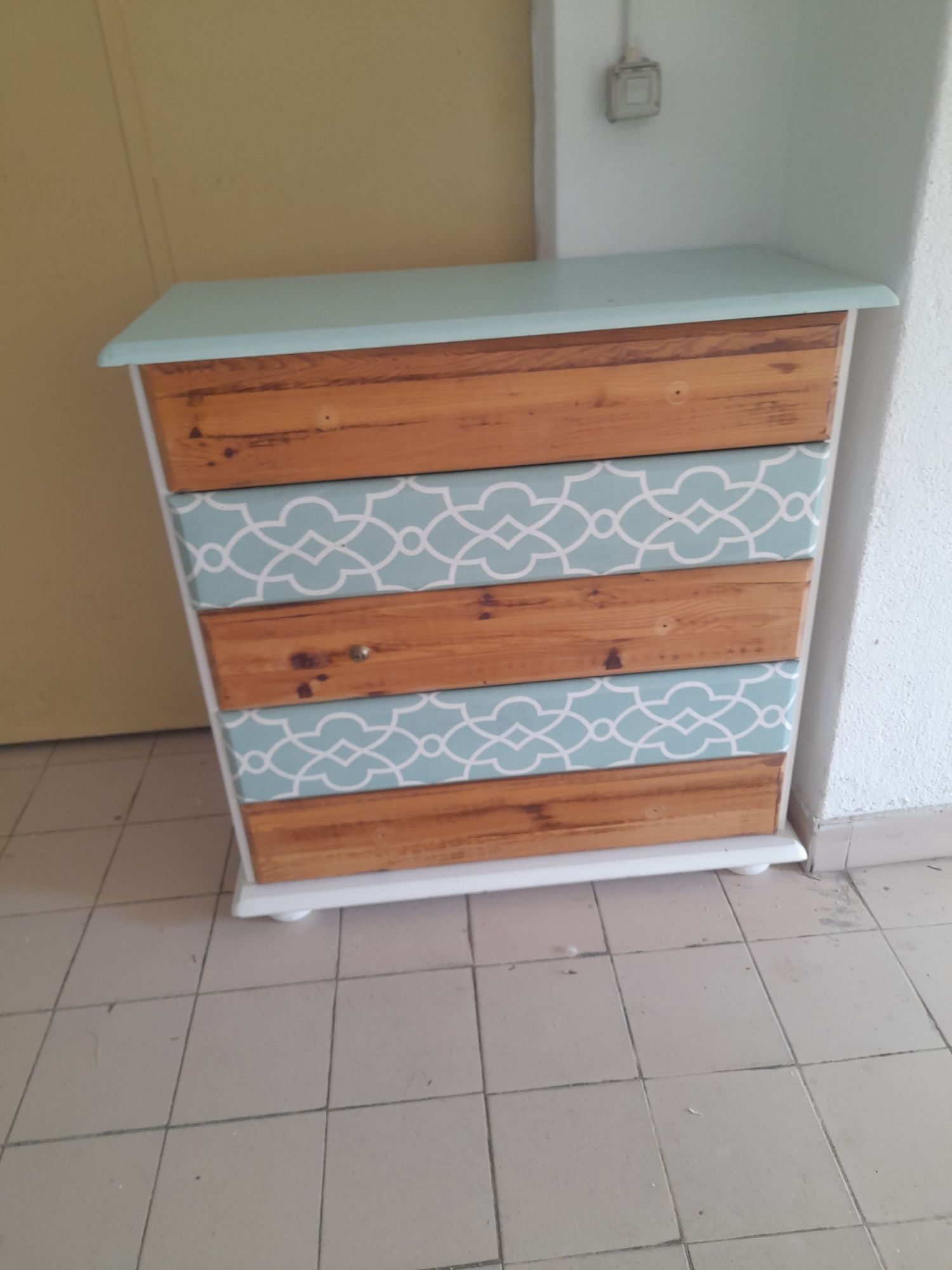 Cómoda madeira maciça usada.