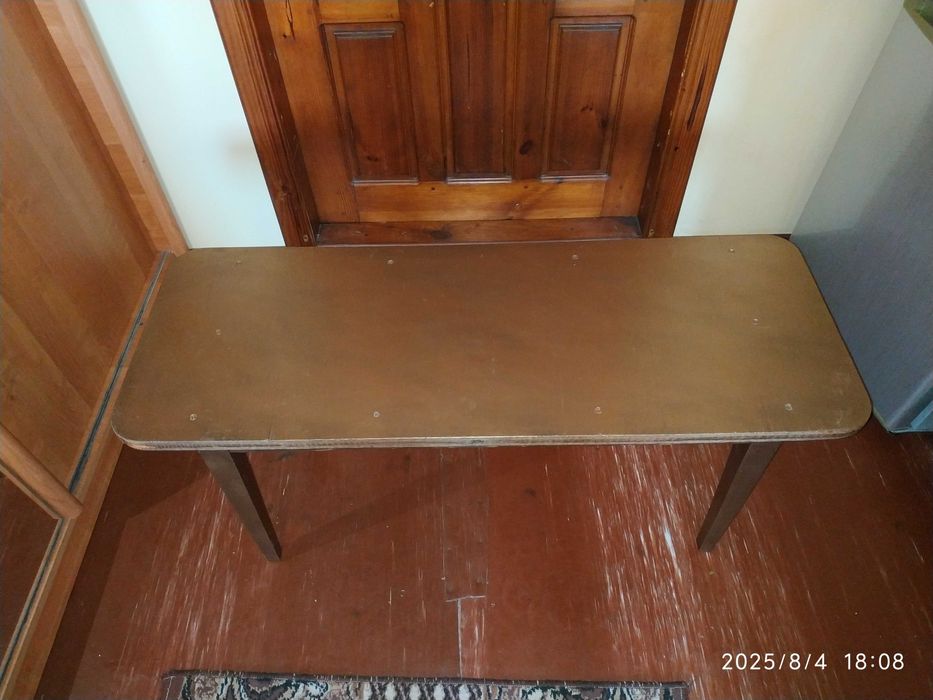 Столик невеликий, кофейный столик, стол