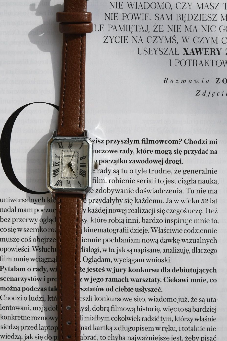 Vintage zegarek z brązowym paskiem i białą tarczą retro old money