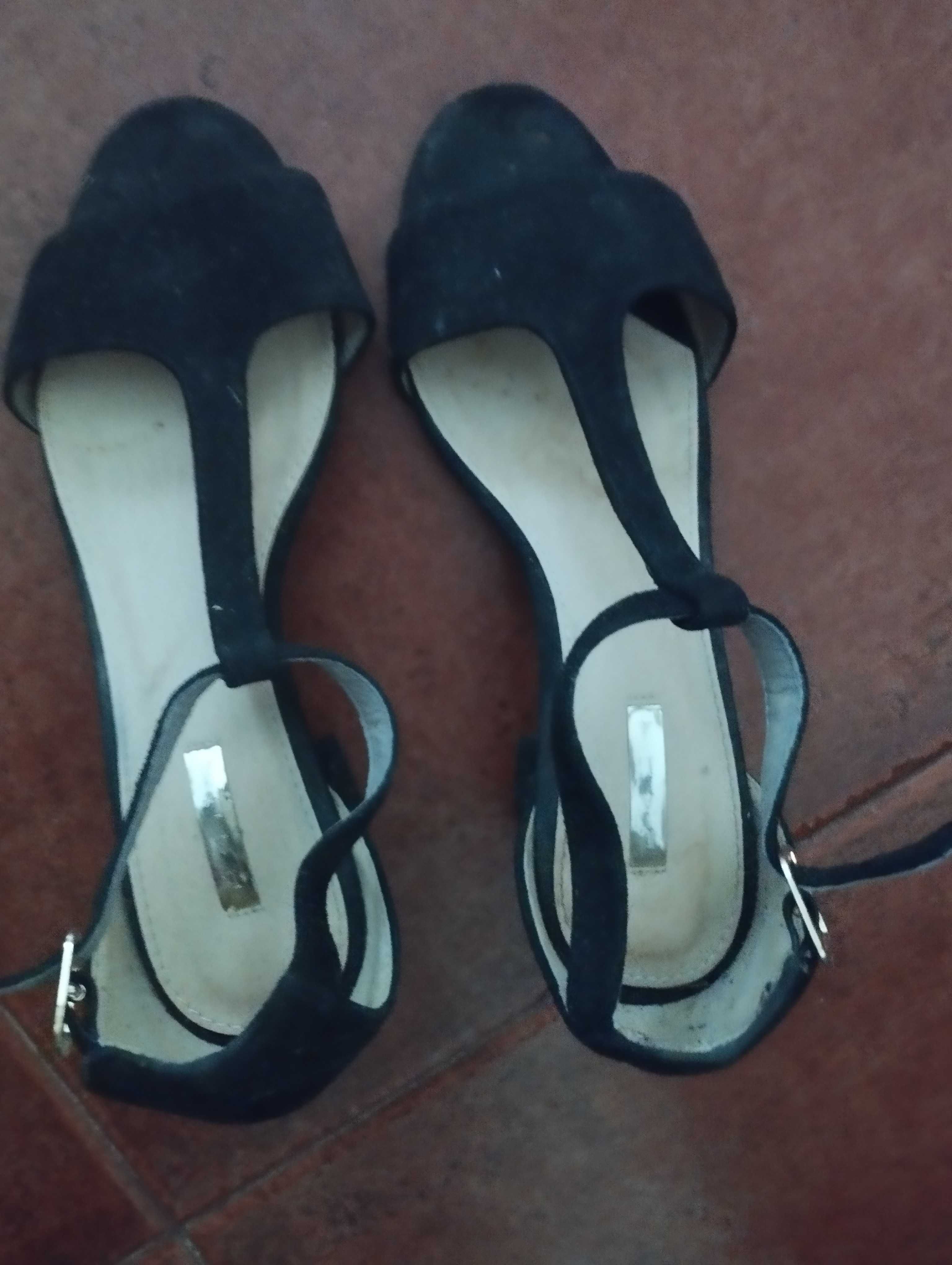 Sapatos pretos mulher