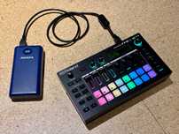 Groovebox Roland MC-101 + powerbank ADATA 20000mAh