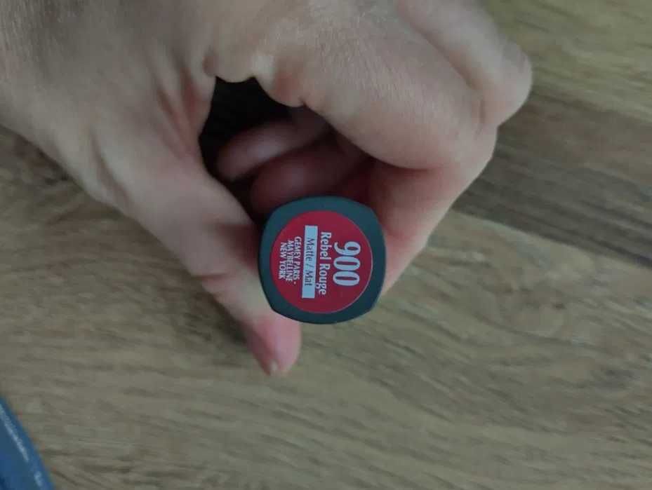 Pomadka szminka Maybelline Hydra Matte Rebel Rouge 900
