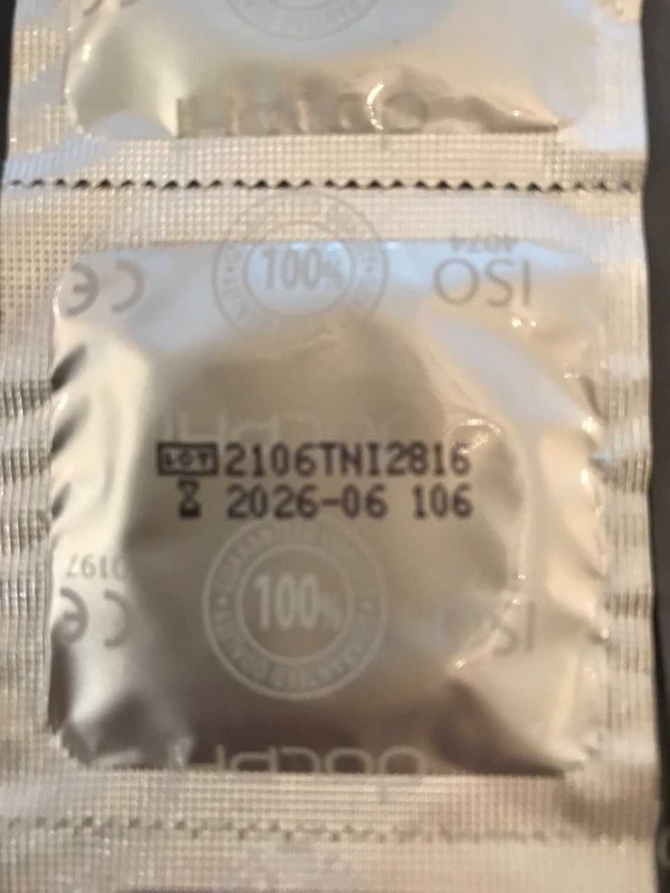 Презервативи,  відомого швейцарського бренду Dolphi.