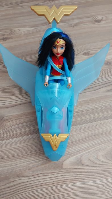 Boneca Wonder woman com jato