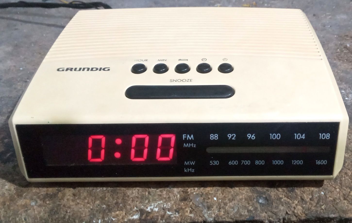 Grundig sonoclock 10 (радіогодинник із 80х в колекцію)