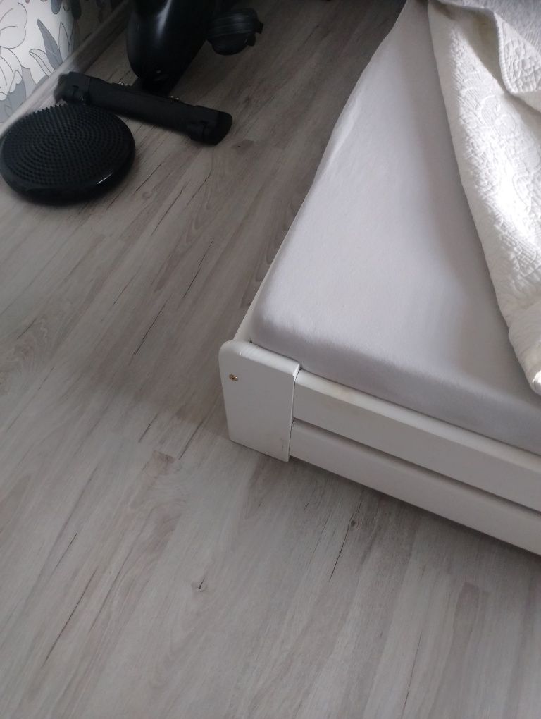 Łóżko białe z materacem
