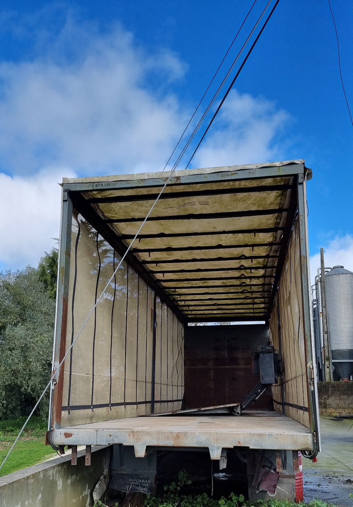 Caixa de carga para camião e plataforma