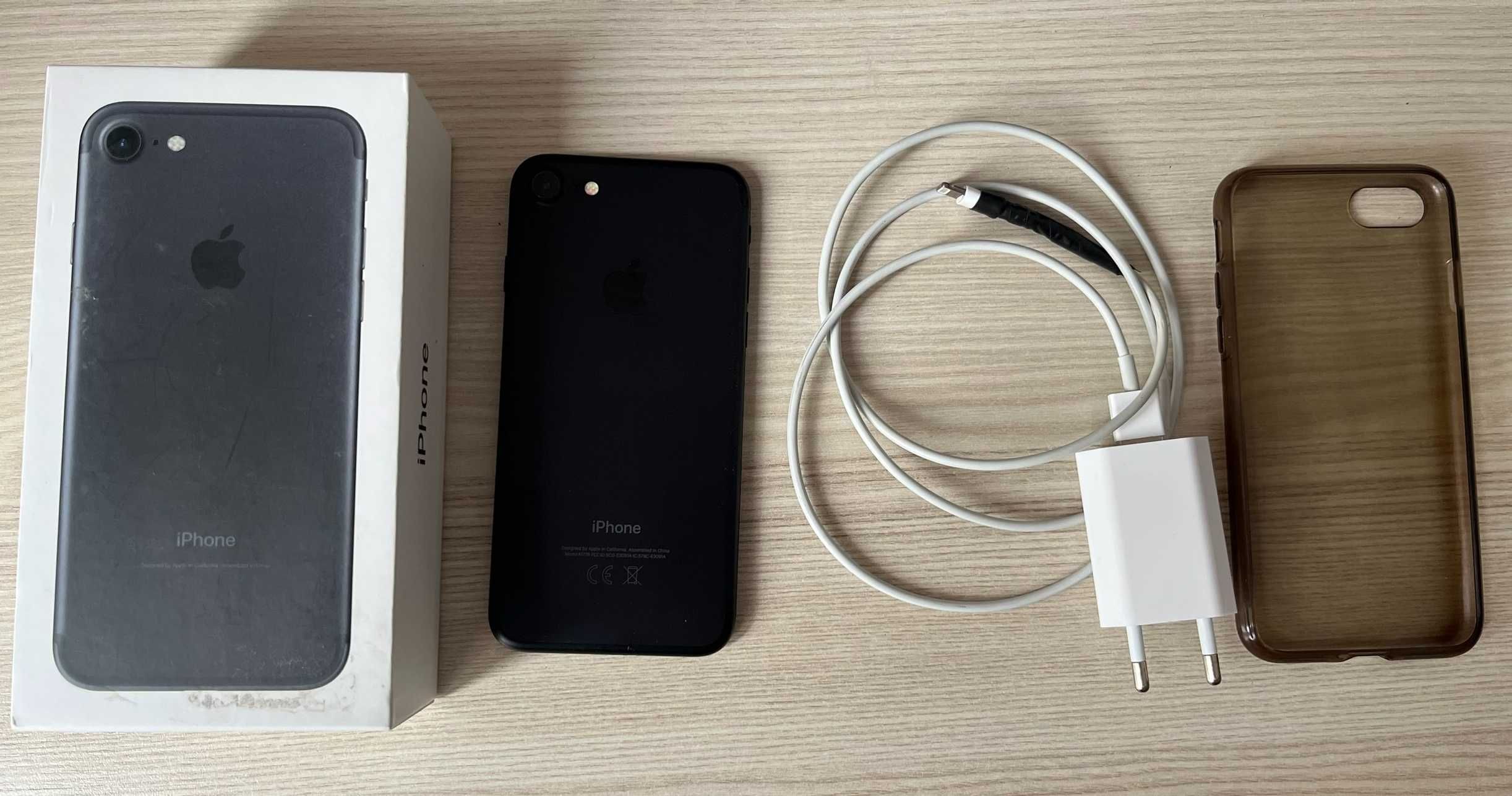 Iphone 7 32GB + oryginalna ładowarka i kabel lightning + etui