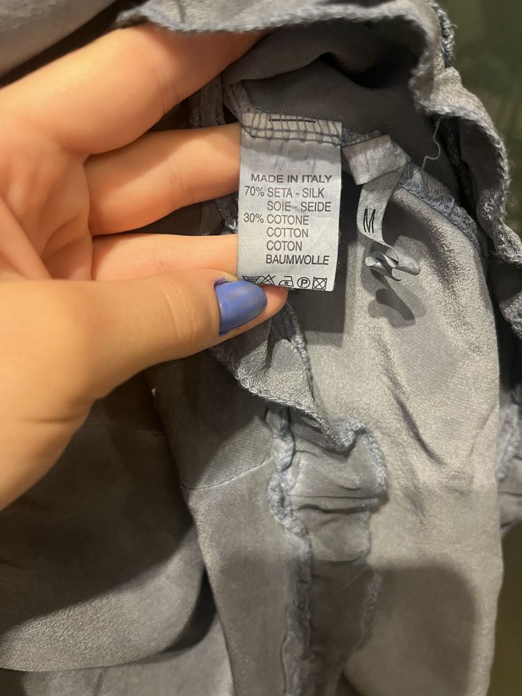 Szara bluzka na ramiączkach z jedwabiem