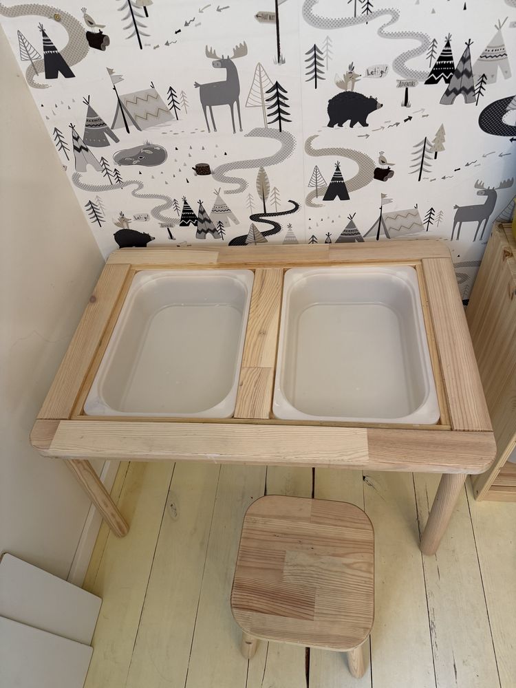 Stolik Flisat Ikea z krzesełkiem i pojemnikami