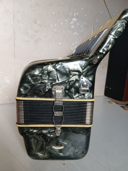 Німецький Акордеон/Аккордеон/ на 96 басів Amoretto