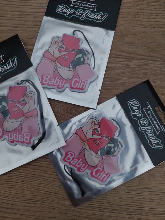 3 zapachy do auta dziewczyna w kominiarce z dolarami