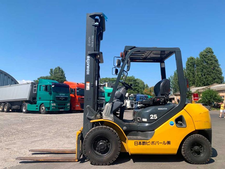 Вилочний автонавантажувач Komatsu,з дод. лiн. та щоглою 4.5 метри.