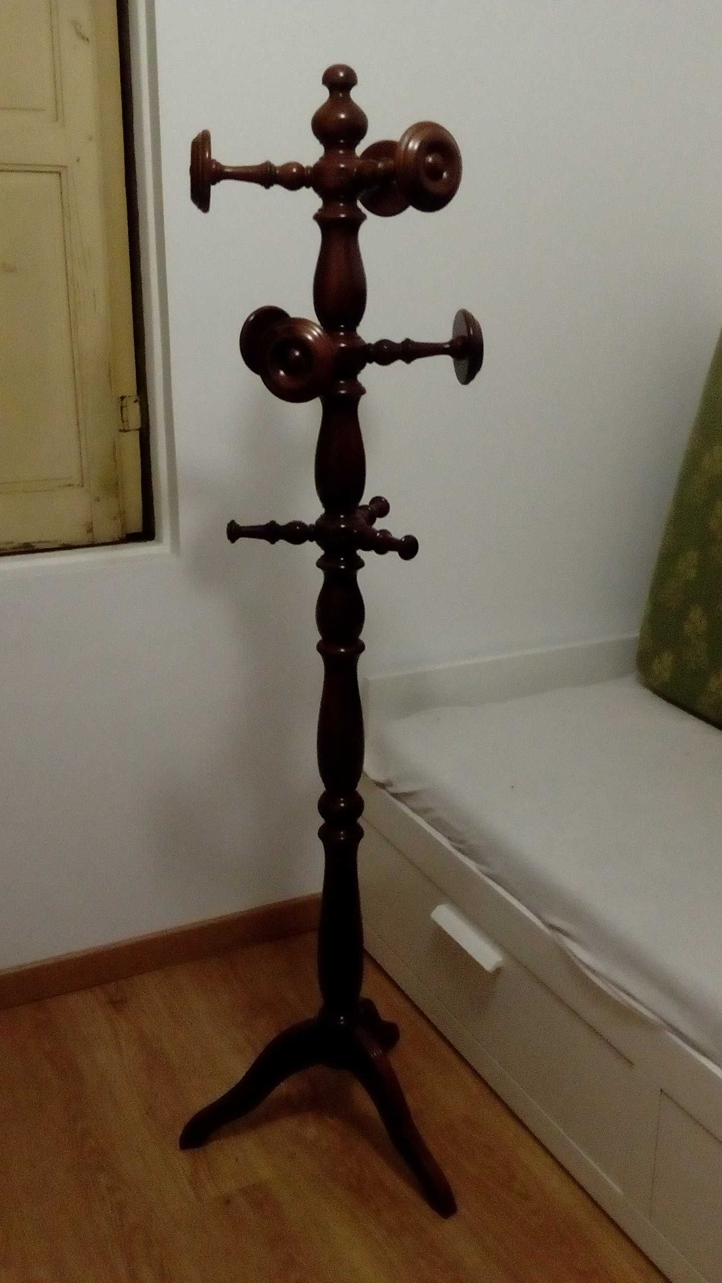 Cadeiras e bengaleiros
