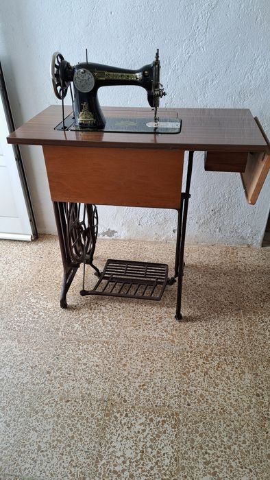 Máquina Singer com móvel
