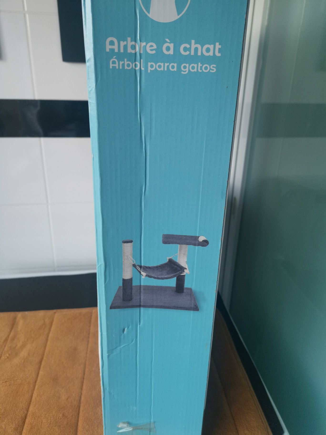 Arranhador rigorosamente novo