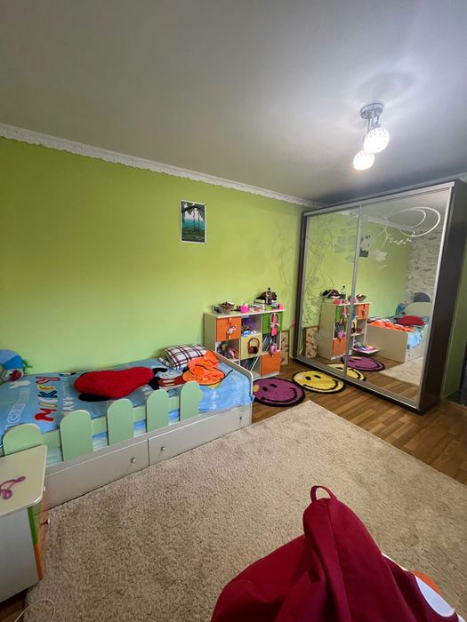 Продається будинок з земельною ділянкою.