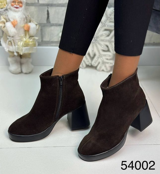 Жіночі шкіряні зимові черевики в кольорах