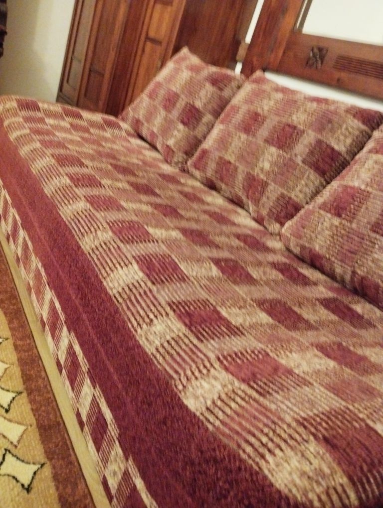 Sofa rozkładana z pojemnikiem .