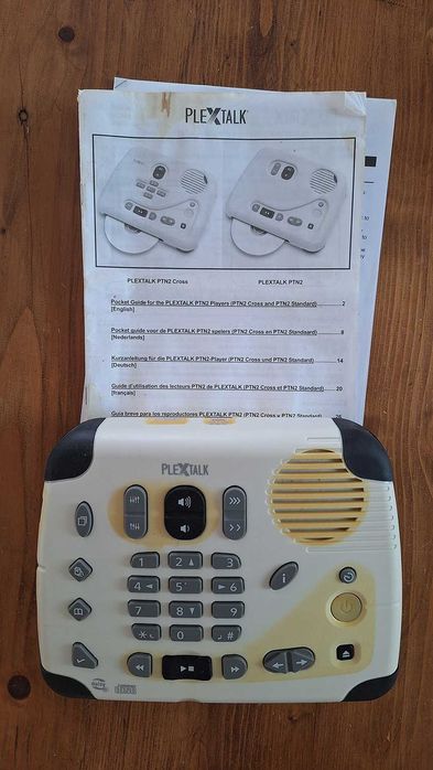 Leitor Plextalk PTN2 DAISY para pessoas com deficiência visual.