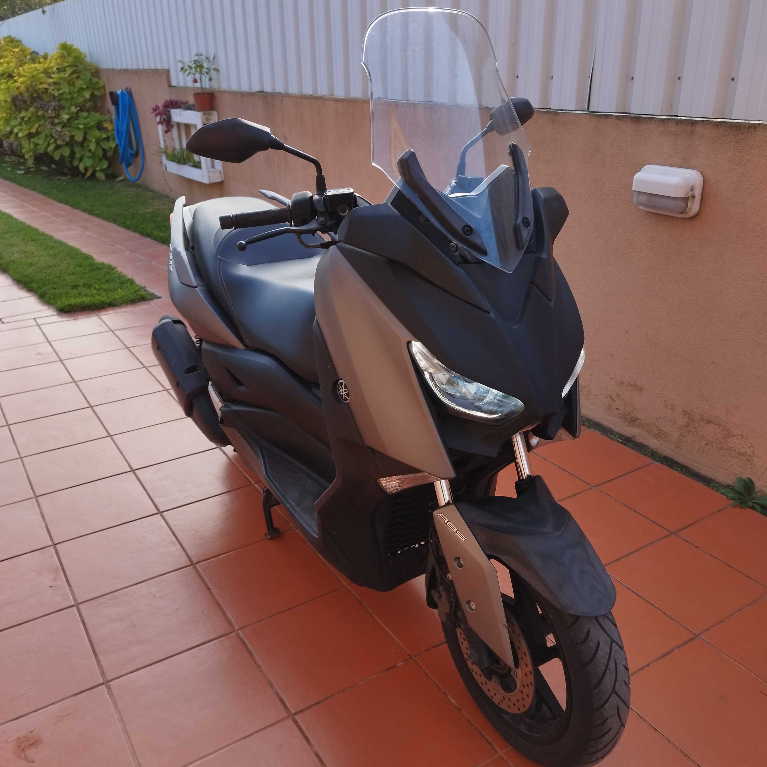 Mota Yamaha XMAX 300