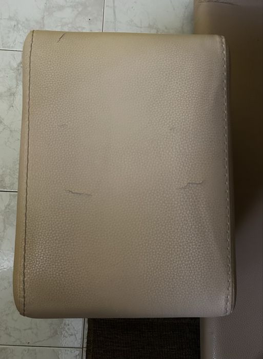 Sofa em pele sintetica.