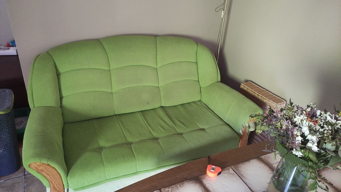 Rozkładana sofa z dwoma pufami