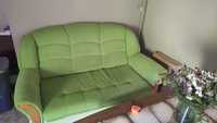 Rozkładana sofa z dwoma pufami