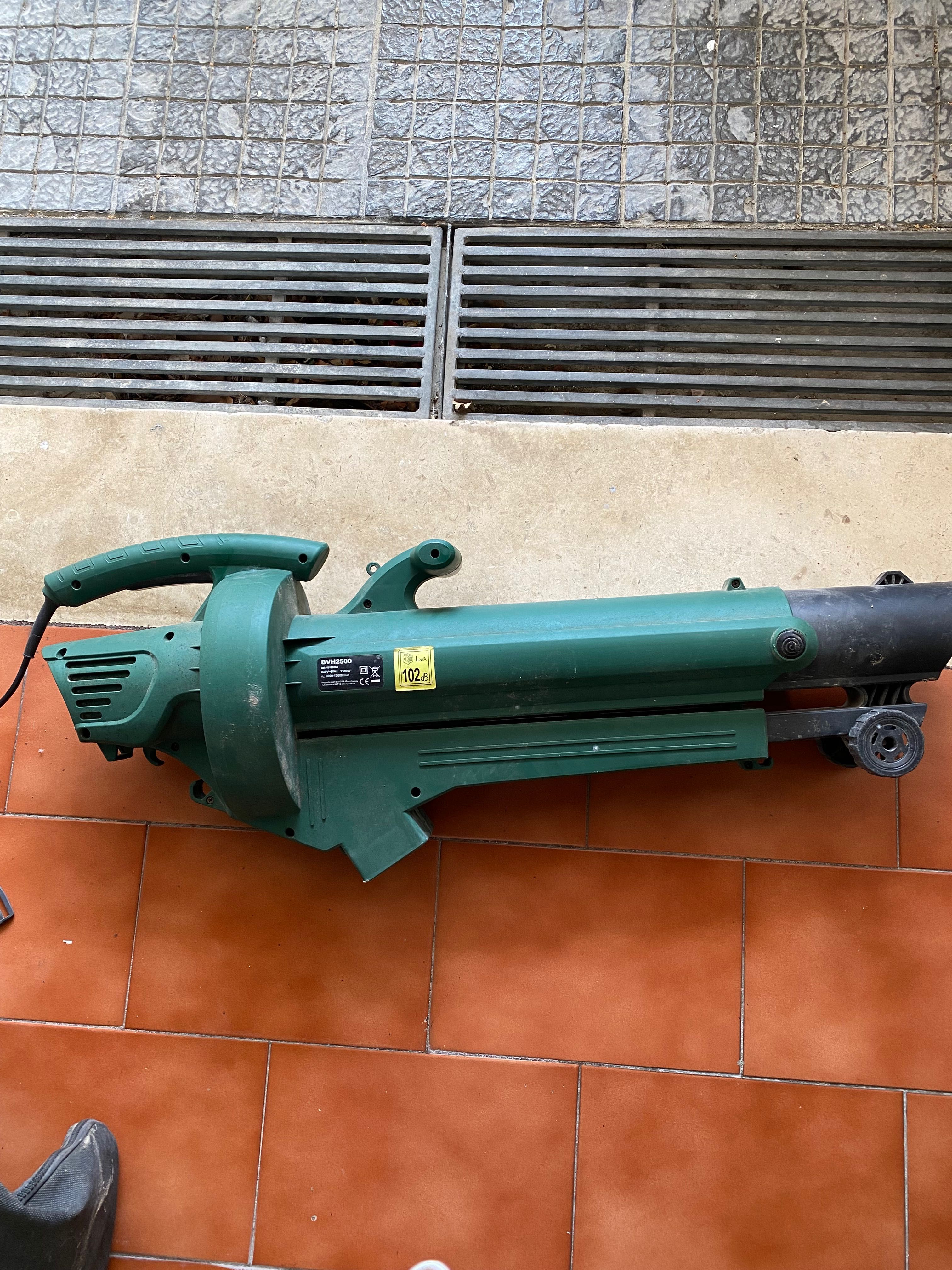 Soprador e aspirador de folhas