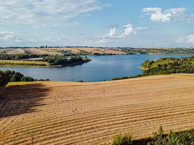 Dom do remontu z dużą działką i widokiem na Zalew Wióry – Szeligi