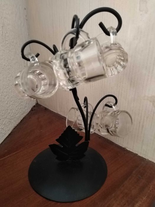 Suporte decorativo com canecas