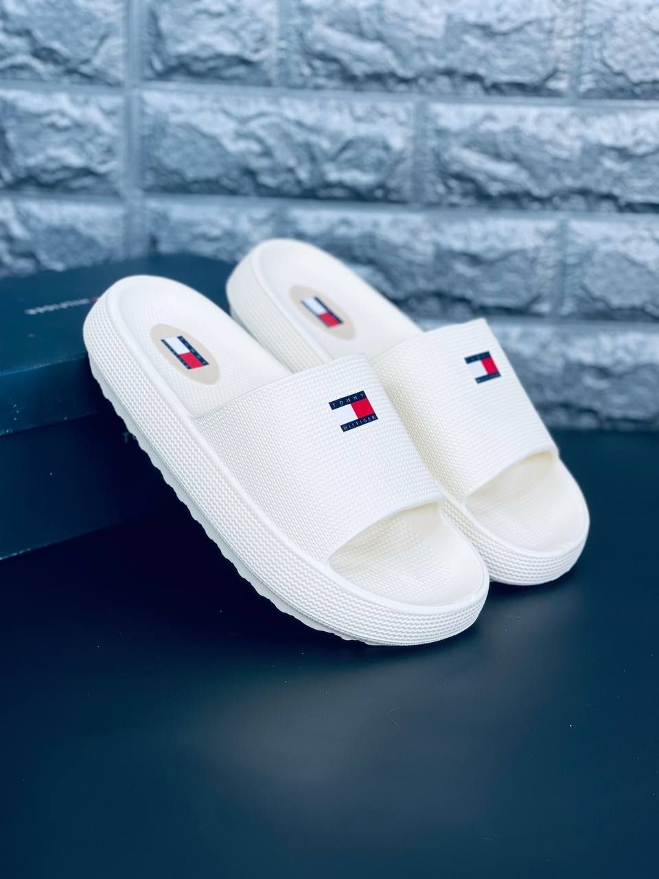 Женские шлёпанцы Tommy Hilfiger тапочки уличные белого цвета 36-41