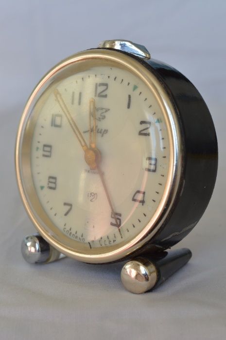 Часы-будильник "Мир"механические производства СССР 60-х годов20века