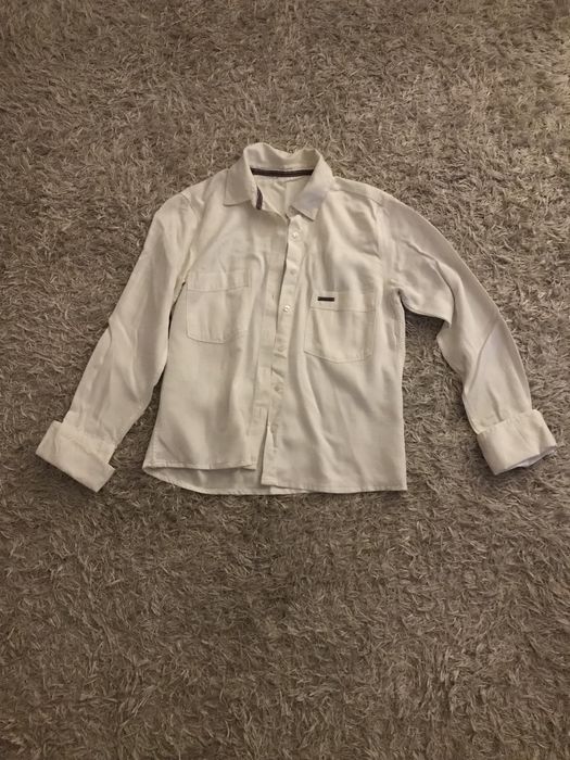 Blusa branca lança perfume