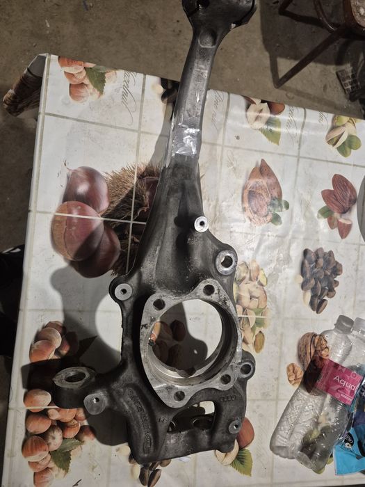 Цапфа для AUDI Q 5, пердня ліва, б/у.