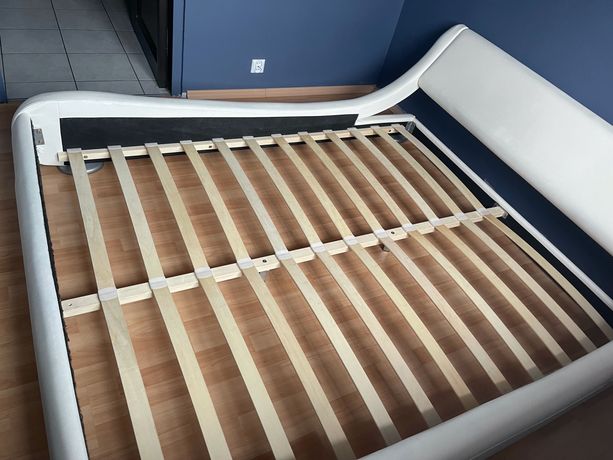 Sypialnia używana (stelaż łóżka) w bardzo dobrym stanie + materac
