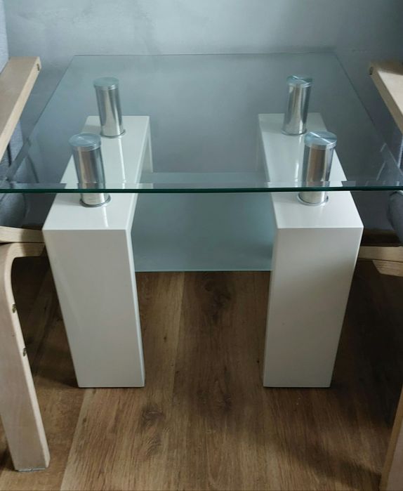 Szklany biały stolik kawowy