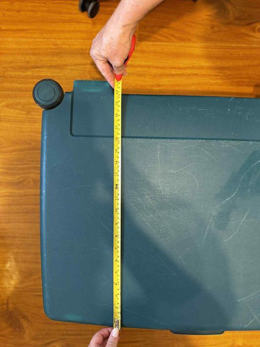 Продам пластиковые чемоданы.