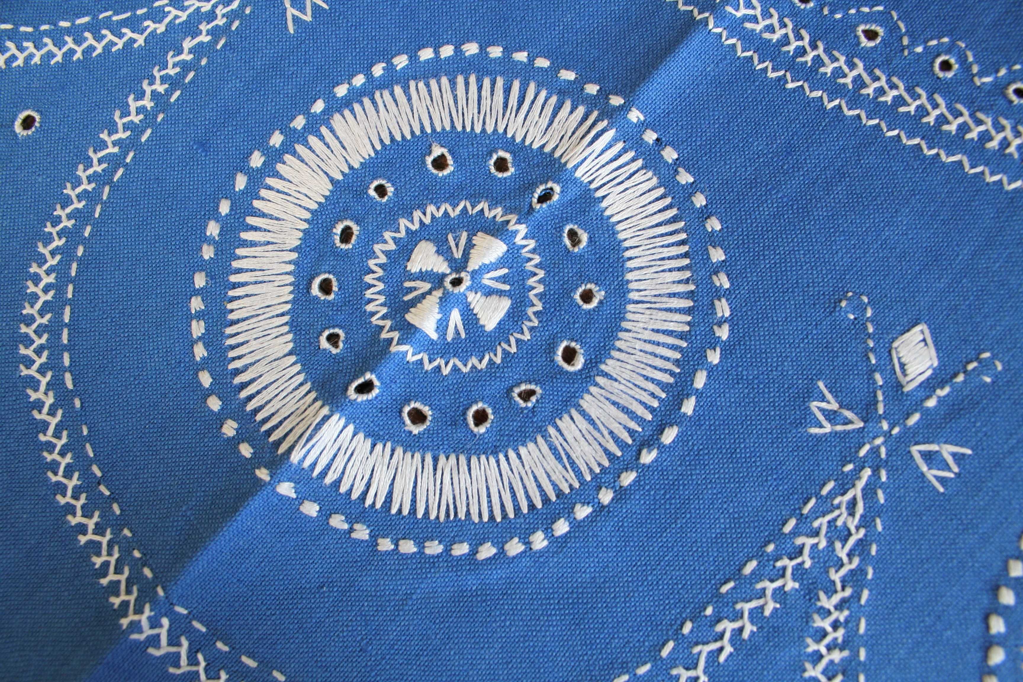 Obrus lniany ręcznie haftowany, haft kurpiowski, 160x130 cm