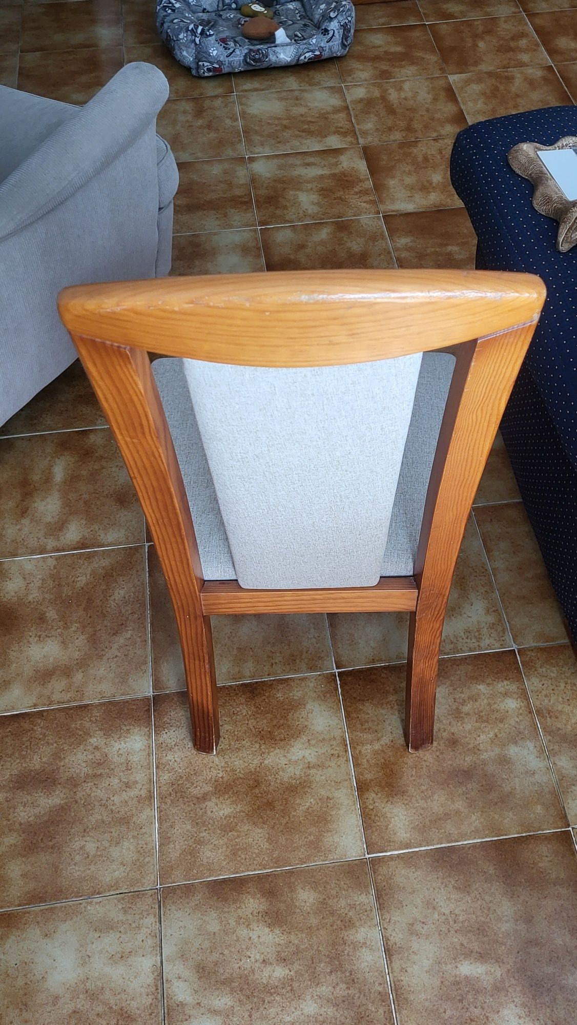 Vendo mesa em pinho mel com 4 cadeiras