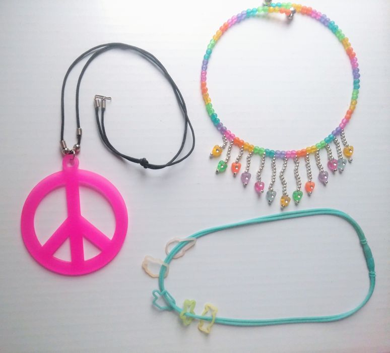 Acessórios antigos para menina.