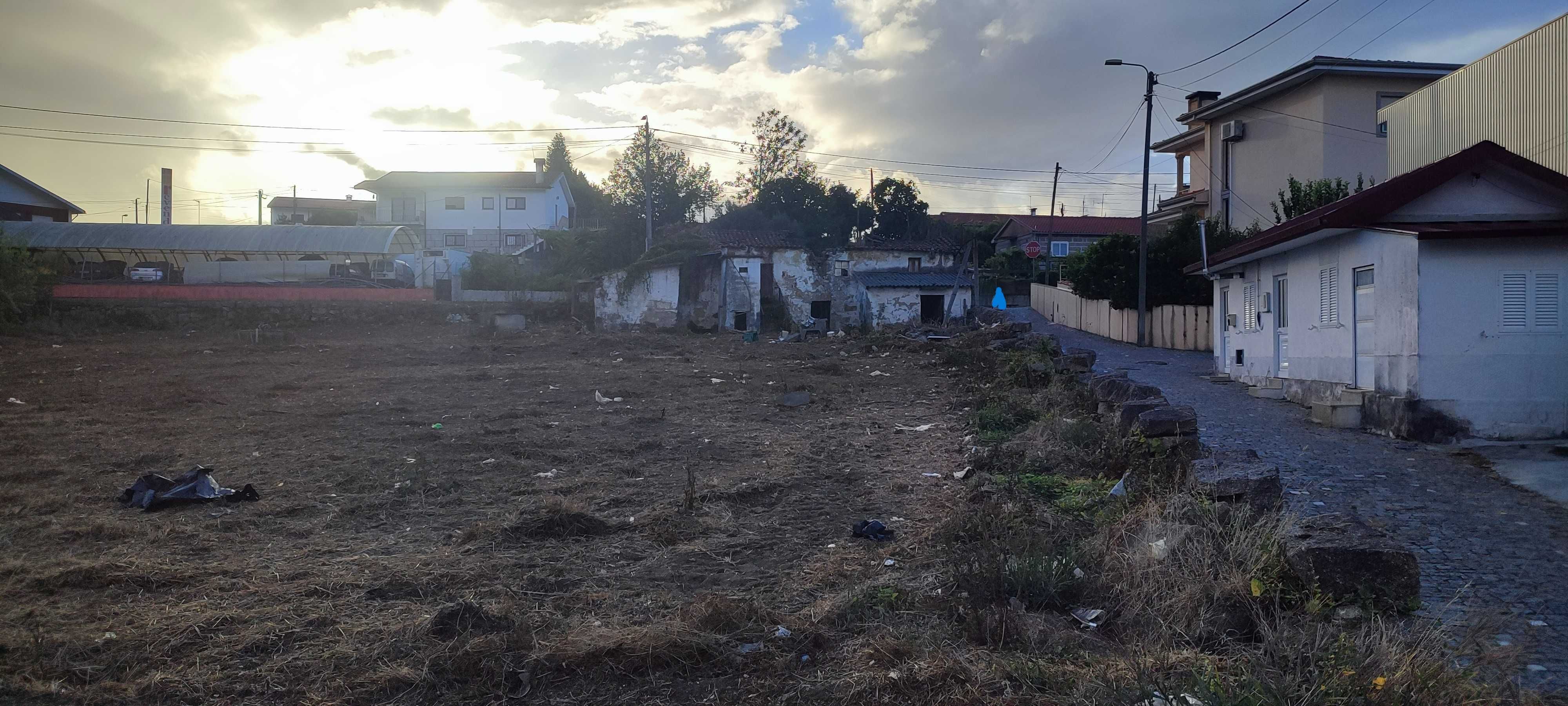 Vende-se Terreno Urbano 1711 m2 p/ construção de até 3 vivendas T3.