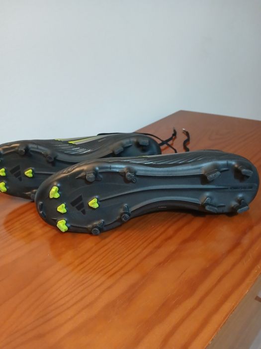 Chuteiras futebol F50 preta e amarela