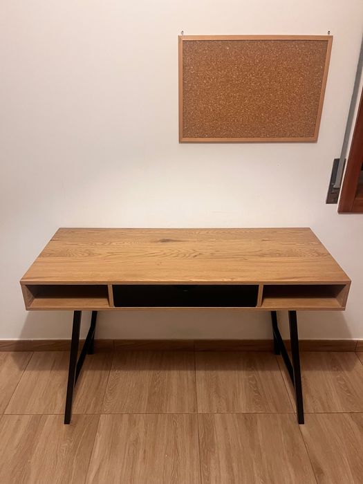 Secretária ABBETVED – estrutura preta e tampo em cor de carvalho – 70€